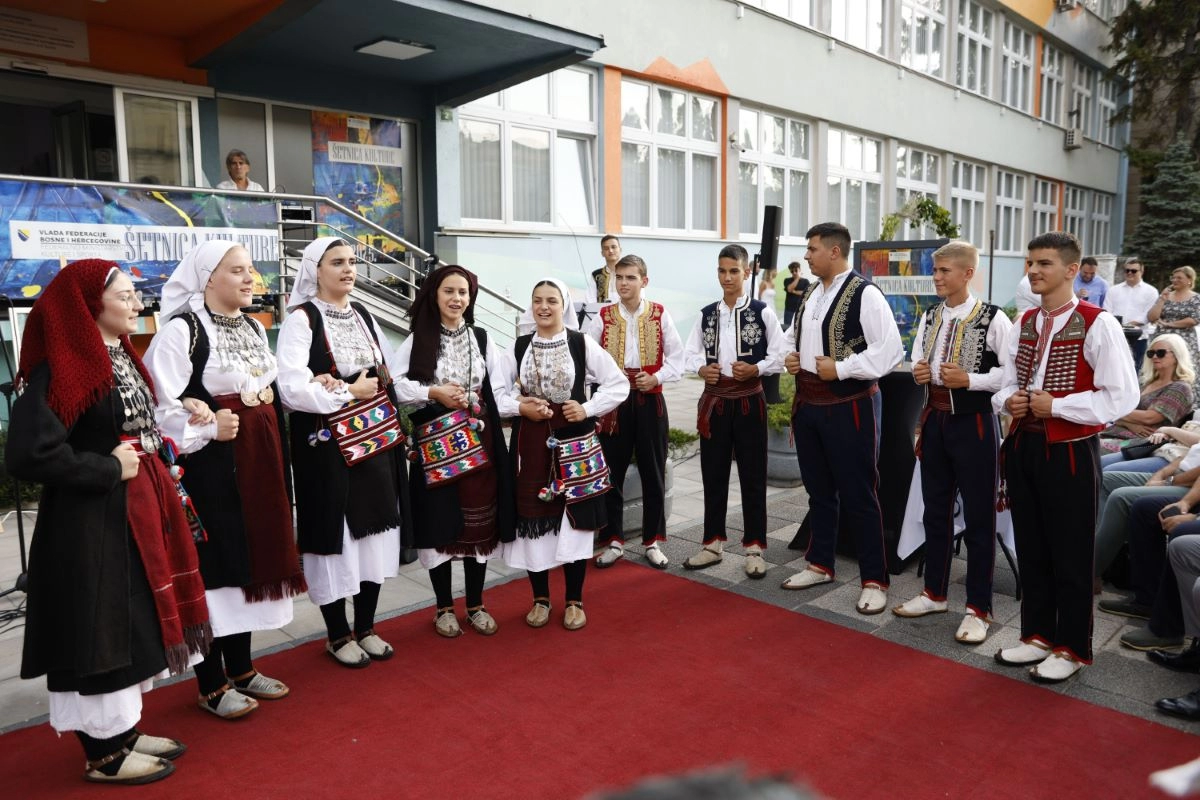 Kulturno-umjetničko društvo iz Posušja "oživjelo" Obalu Maka Dizdara u Sarajevu
